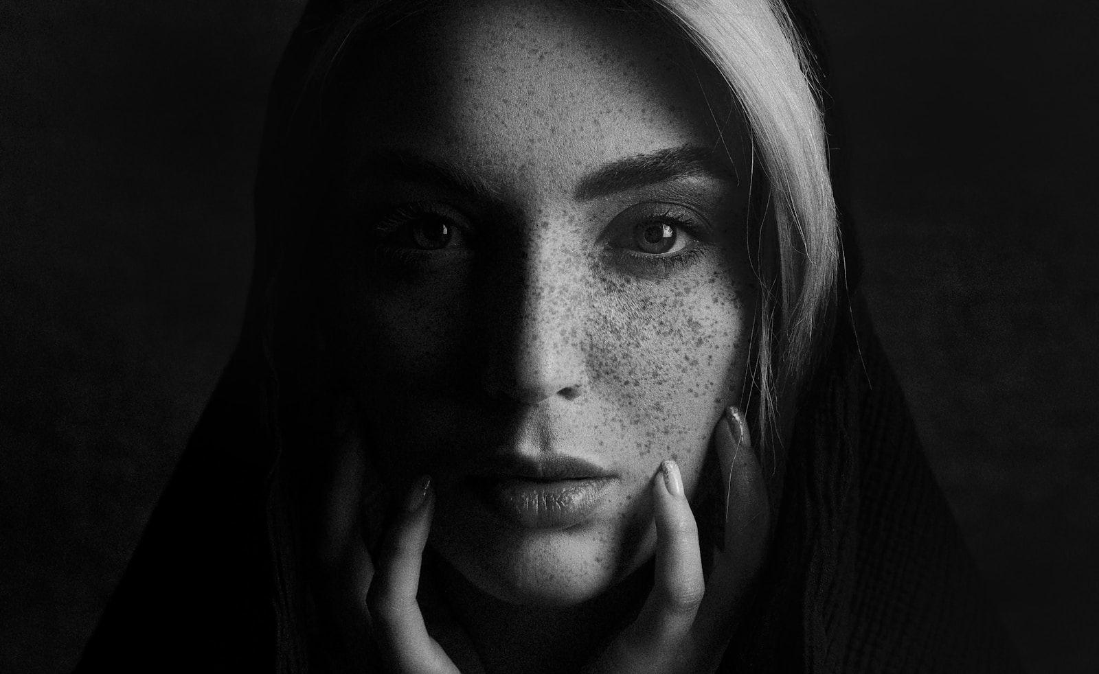 Portrait noir & blanc apaisé, l'instant du rituel du soir